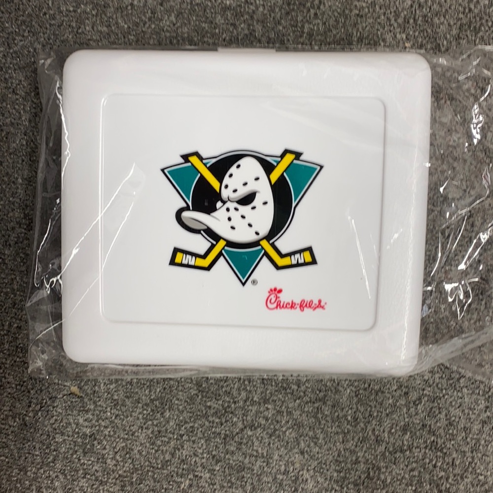 ANAHEIM DUCKS plastic Lunch Box. NEW!!